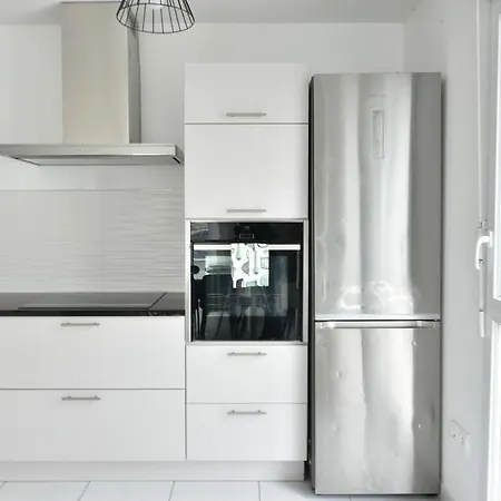 Modern 2-bedroom Apartment, 6 People, 40 Min From Paris Courcouronnes