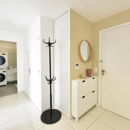 Modern 2-bedroom Apartment, 6 People, 40 Min From Paris