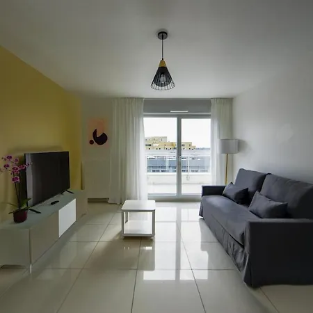 Modern 2-bedroom Apartment, 6 People, 40 Min From Paris